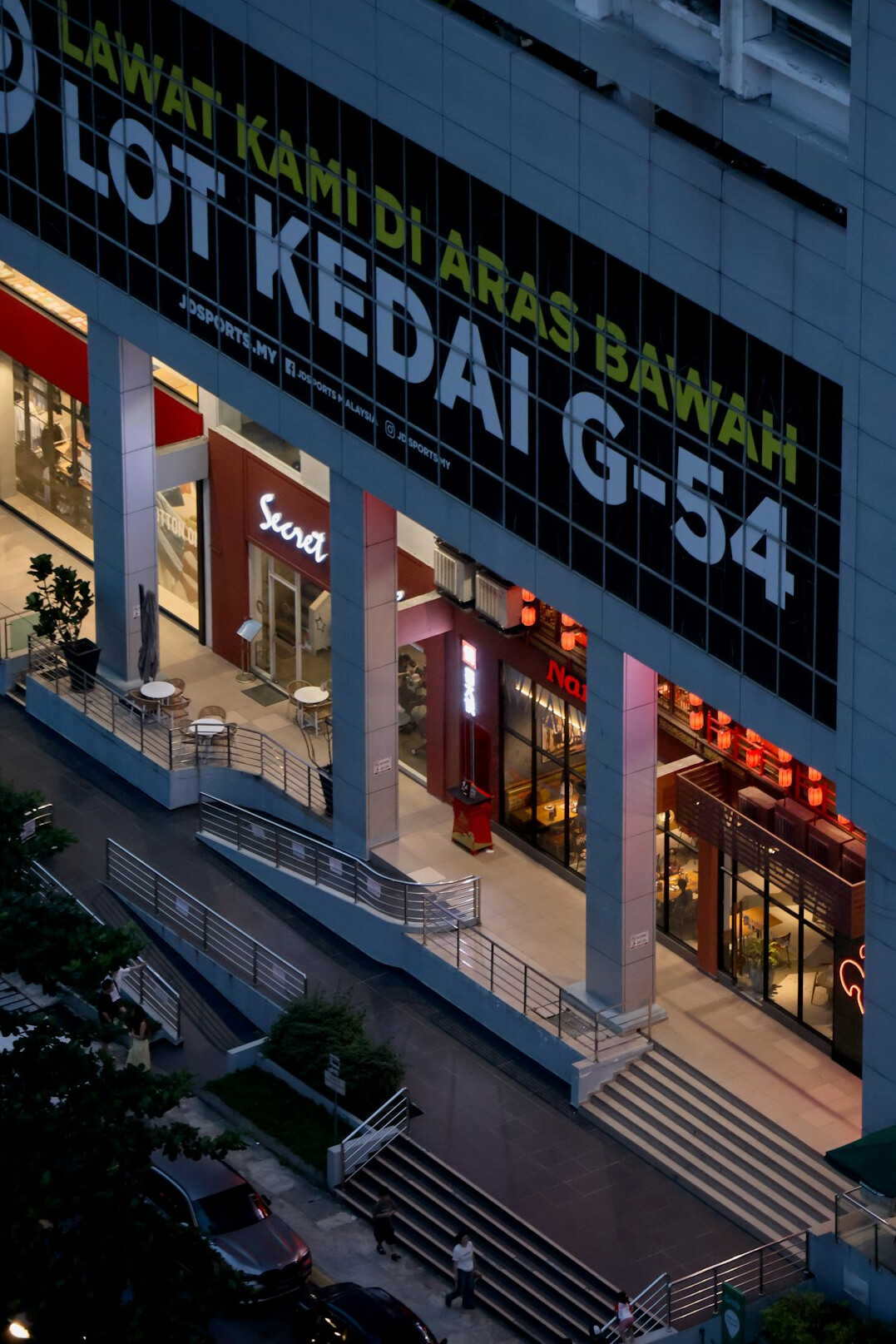 commercial real estate storefront